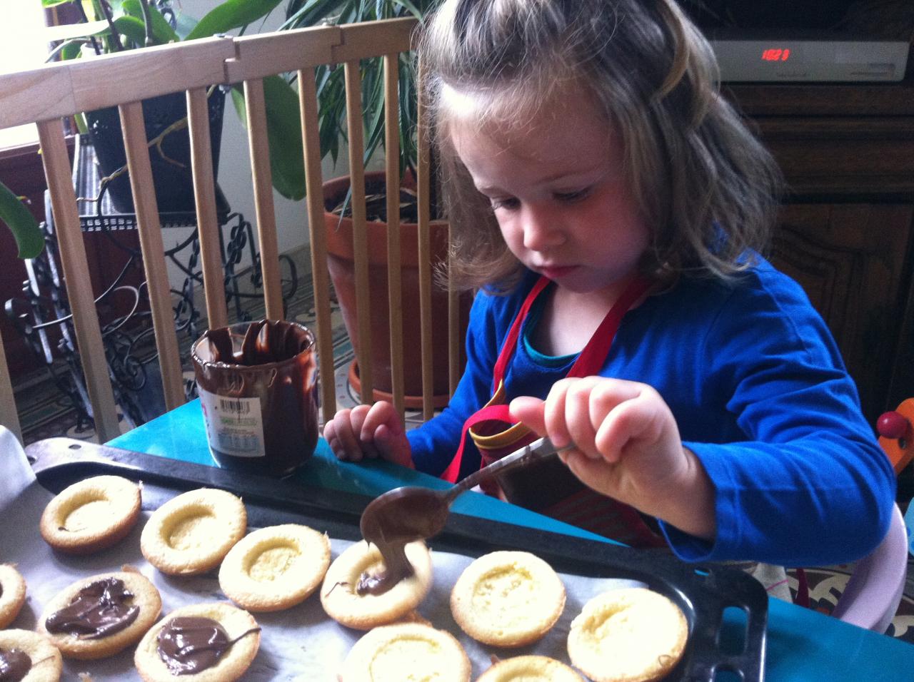 Chloé rempli les tartelettes